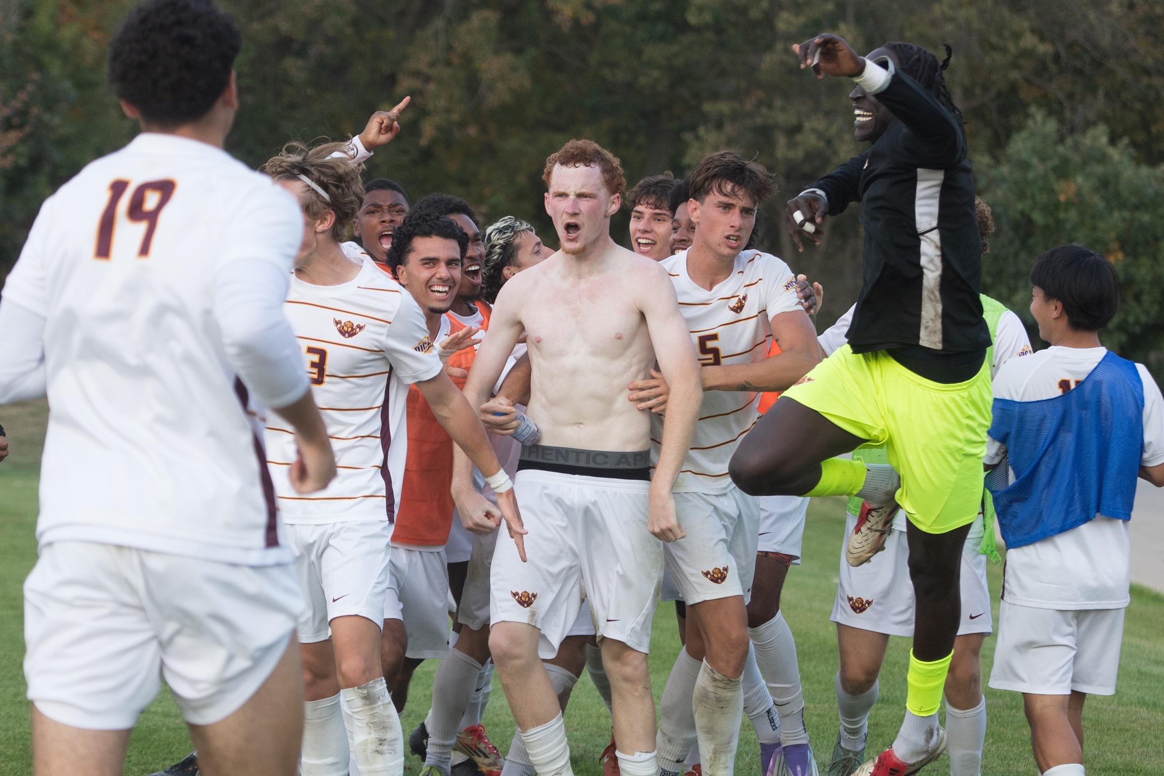 REDMOND'S HEROICS LIFT WARRIORS OVER NO. 1 REIVERS