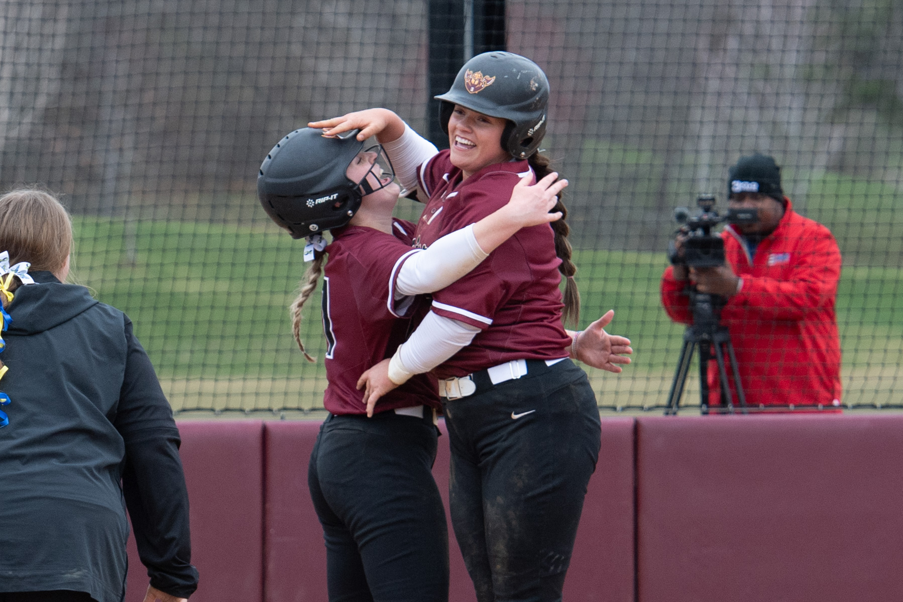OFFENSE POWERS SOFTBALL TO ICCAC SPLIT