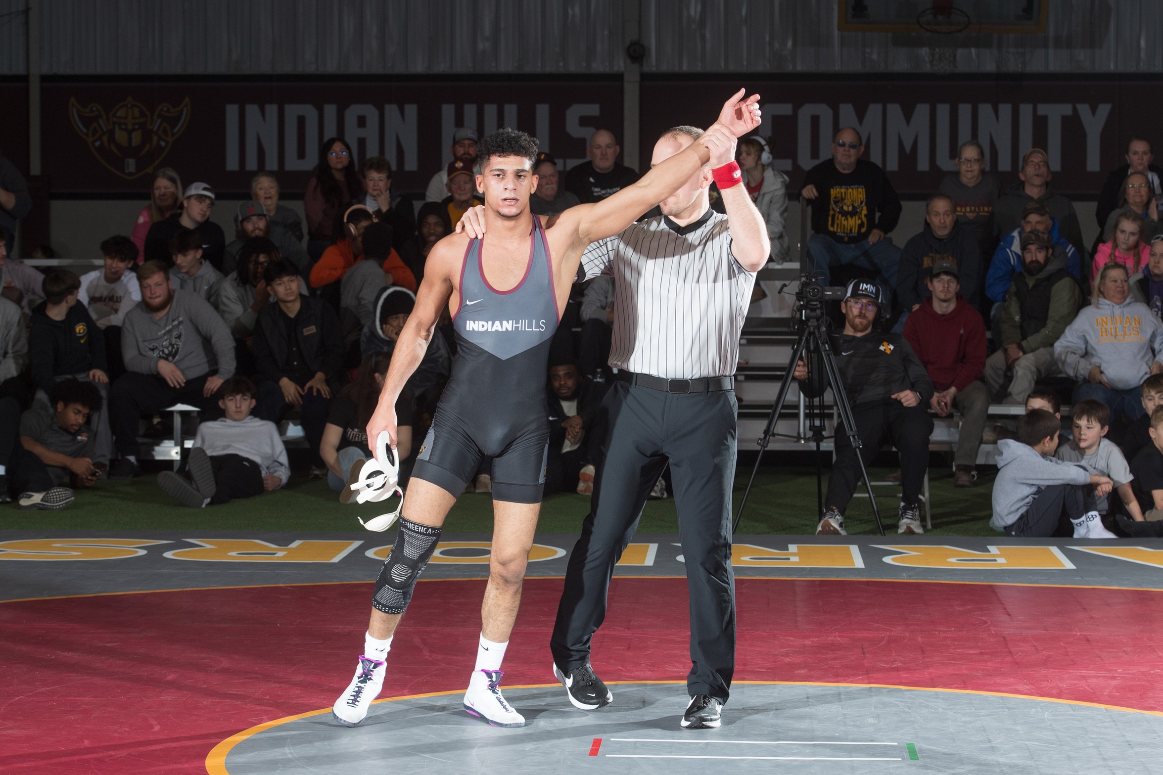 EDMONDS' PIN LIFTS NO. 1 WARRIORS OVER REIVERS